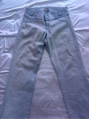 Women's Straight Leg Jeans in Light Blue Wash